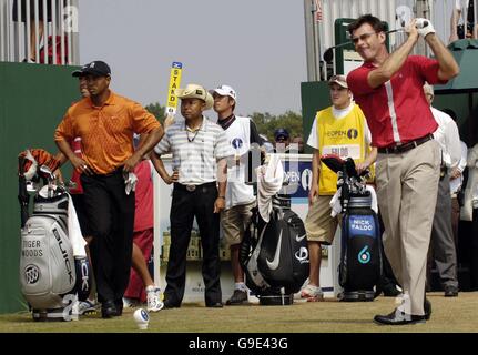 Nick Faldo, de l'Angleterre, est parti sur le premier trou observé par Tiger Woods aux États-Unis (à gauche) lors du premier tour du 135e Open Championship au Royal Liverpool Golf Club, Hoylake. Banque D'Images