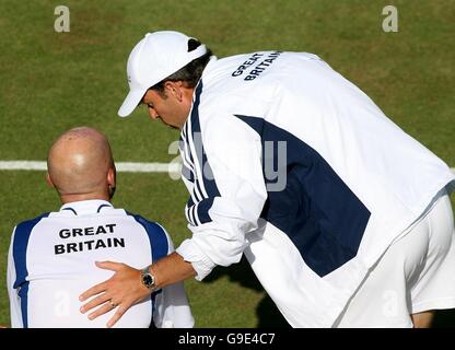 Jamie Delgado (à gauche), en Grande-Bretagne, est consolé par le capitaine Jeremy Bates après avoir perdu le match de la coupe Davis au parc Devonshire, à Eastbourne, face à Noam Okun en Israël. Banque D'Images