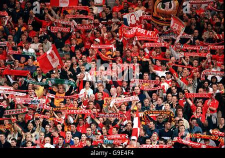 Football - coupe de l'UEFA - Premier tour deuxième jambe - Liverpool v Rapid Bucharest.Les fans de Liverpool tiennent leurs foulards en douceur Banque D'Images