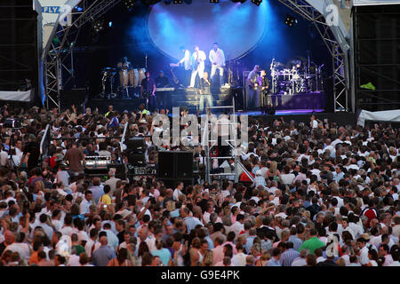 Courses hippiques - Epsom Live! Avec UB40 - Hippodrome d'Epsom Downs. UB40 divertir la foule à Epsom Banque D'Images