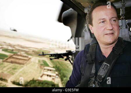 Le chef du Parti conservateur David Cameron se rend dans un hélicoptère américain Black Hawk lors d'une visite à Lashkar Gah, siège de l'équipe de reconstruction provinciale, où les responsables britanniques travaillent à améliorer la gouvernance dans la région et encouragent les cultivateurs d'opium à passer à des cultures alternatives. Banque D'Images