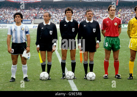 Les capitaines, Diego Maradona en Argentine (l) et Georgi Dimitrov en Bulgarie (r), se marient avec l'arbitre Berny Ulloa Morera (c) et ses hommes de ligne Jose Martinez Bazan (deuxième r) et Romualdo Arppi Filho (deuxième l) avant le match Banque D'Images