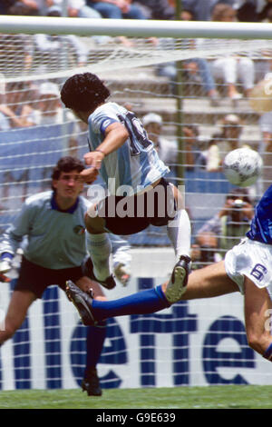 Diego Maradona (c) de l'Argentine tire un coup de feu avant Le Gaetano Scirea (r) d'Italie peut intervenir en tant que gardien de but italien Giovanni Galli (l) regarde Banque D'Images