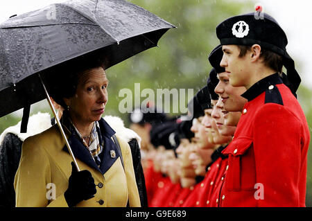 Élèves (connu sous le nom de Victoria) de la Queen Victoria School à Dunblane sont inspectés par la Princesse Royale lors d'un défilé pour célébrer la présentation d'une nouvelle couleur de la princesse. Banque D'Images