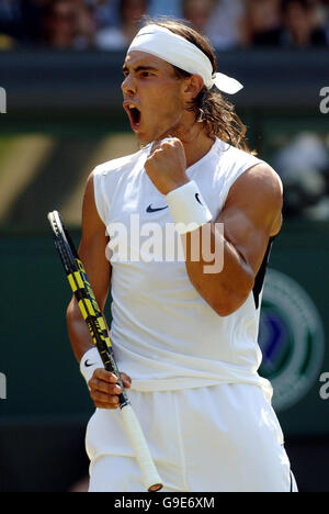 Rafael Nadal, en Espagne, célèbre sa victoire contre Andre Agassi, aux États-Unis, lors de la troisième manche des championnats de tennis sur gazon de toute l'Angleterre à Wimbledon. Banque D'Images