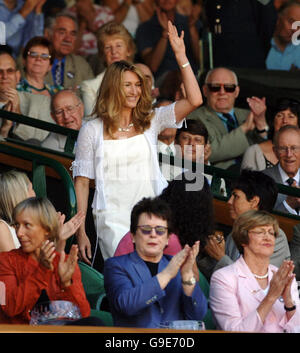 L'ancienne championne de Wimbledon Steffi Graf est applaudie par Martina Navratilova (en bas à gauche) et Billie Jean King (en bas au centre) dans la Royal Box on Center court lors du troisième tour des championnats d'Angleterre de tennis sur gazon à Wimbledon. Banque D'Images