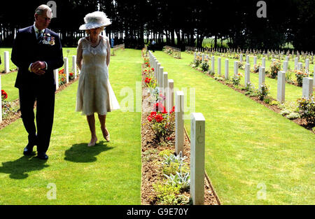 HRH le prince Charles et la duchesse de Cornouailles voient les tombes britanniques au cimetière du monument Thiepval, après la cérémonie commémorative de la bataille de la somme 90e anniversaire, qui s'est tenue au monument Thiepval, en France. ASSOCIATION DE PRESSE photo Date de la photo samedi 1er juillet 2006. Le crédit photo devrait se lire: Chris Radburn/WPA rota/PA Banque D'Images