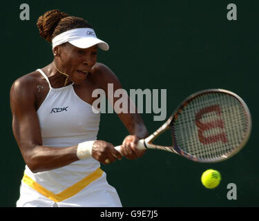 Venus Williams aux États-Unis en action lors de la troisième manche des championnats d'Angleterre de tennis sur gazon à Wimbledon. Banque D'Images