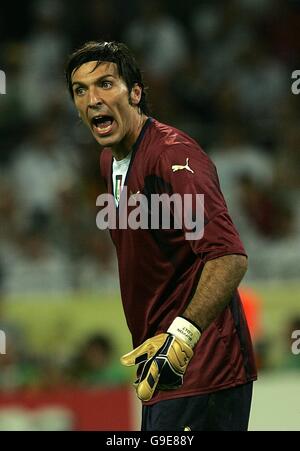 Football - coupe du monde de la FIFA 2006 Allemagne - semi finale - Allemagne / Italie - signal Iduna Park. Gianluigi Buffon, gardien de but de l'Italie Banque D'Images