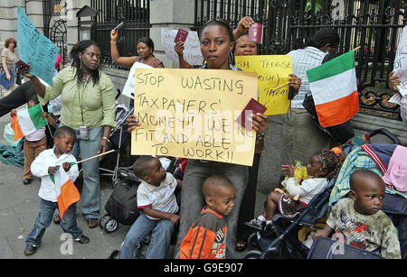 Les parents d'enfants nés à l'Irlandais protester contre l'expulsion en dehors de Leinster House à Dublin. Banque D'Images