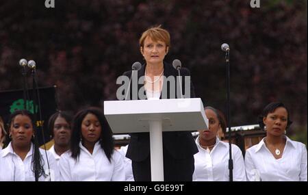 Tessa Jowell, députée, secrétaire d'État à la Culture, aux médias et aux Sports, au service de commémoration de ceux qui ont perdu la vie à Kings Cross, Russell Square, Edgware Road, les stations de métro Aldgate et Tavistock Square le 7 juillet 2005. Banque D'Images