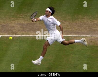 NOTE DES ÉDITEURS : RETRANSMISSION DE L'IMAGE DU POOL PA. Roger Federer de Suisse en action contre Jonas Bjorkman de Suède lors du match de demi-finale des hommes lors des championnats d'Angleterre de tennis sur gazon à Wimbledon. Banque D'Images