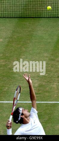 NOTE DES ÉDITEURS : RETRANSMISSION DE L'IMAGE DU POOL PA. Roger Federer de Suisse en action contre Jonas Bjorkman de Suède lors du match de demi-finale des hommes lors des championnats d'Angleterre de tennis sur gazon à Wimbledon. Banque D'Images