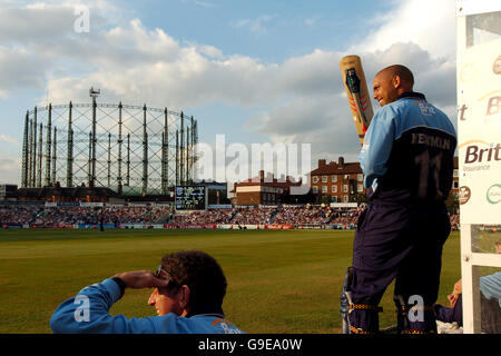 Cricket - Twenty20 Cup 2006 - Division Sud - Surrey Brown Caps / Middlesex Crusaders - Brit Oval.Scott Newman, de Surrey Brown Caps, regarde de la frontière Banque D'Images