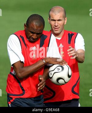 Patrick Vieira (à gauche) et Zinedine Zidane pendant une session de formation à Stadion am Wurfplatz, Berlin, Allemagne. Banque D'Images