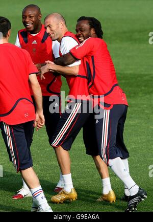 Zinedine Zidane (centre) pendant une session de formation à Stadion am Wurfplatz, Berlin, Allemagne. Banque D'Images