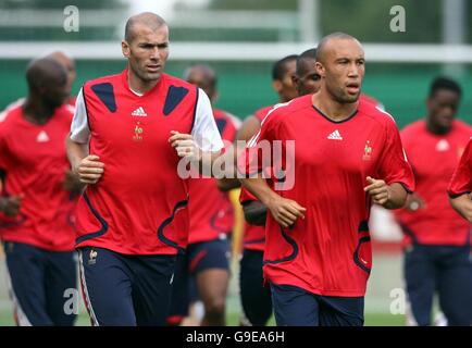 Zinedine Zidane (à gauche) et Mikael Silvestre pendant une session de formation à Stadion am Wurfplatz, Berlin, Allemagne. Banque D'Images