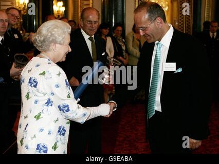 La Grande-Bretagne La reine Elizabeth II présente un prix pour l'entreprise à M. Richard Douglas, le président et co-fondateur de la Chambre de la bibliothèque de Cambridge, au palais de Buckingham. Banque D'Images