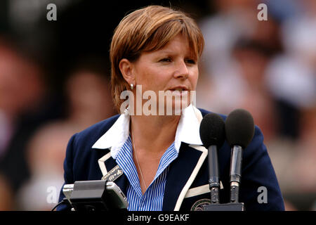 Tennis - Wimbledon Championships 2006 - Women's Singles final - Justine Henin-Hardenne / Amélie Mauresmo - All England Club. Alison Lang, juge-arbitre Banque D'Images