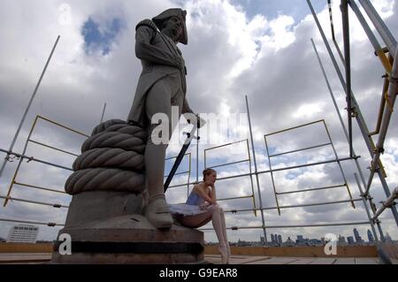 Lucy Barnes, de la Central Ballet School, au sommet de la colonne de Nelson récemment restaurée dans le centre de Londres, pour lancer la Big Dance un événement qui mettra en valeur la danse de tous les types et de toutes les cultures. Banque D'Images