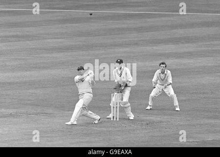 Fred Trueman (l) des joueurs cls le ballon à la frontière, regardé par Alan Smith (c) de Gentlemen's et Edward Craig (r) Banque D'Images