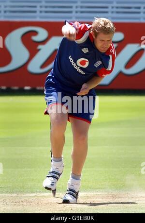 Matthew Hoggard, en Angleterre, joue sans ballon lors d'une séance de pratique sur les filets à Lord's, Londres. Banque D'Images