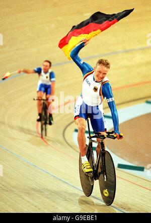 Jeux olympiques de Sydney 2000 - Cyclisme - poursuite par équipe masculine - finale.L'Allemagne célèbre l'or Banque D'Images