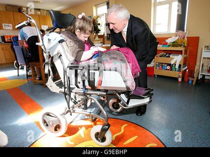 Taoiseach Bertie Ahern TD avec Caroline Killeen lors de sa visite à la maison de soleil pour enfants à Dublin, où il a vu des plans pour l'Ireland First Children's Hospice et a rencontré des enfants et leurs familles. Banque D'Images