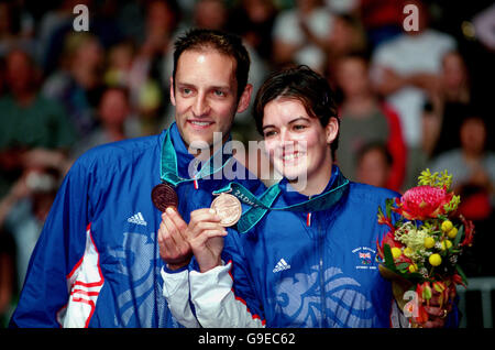 Jeux olympiques de Sydney 2000 - Badminton - doubles mixtes - Playoff.Simon Archer et Joanne Goode, le partenariat gagnant de la Grande-Bretagne, posent avec leurs médailles de bronze Banque D'Images