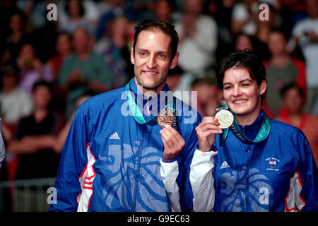 Jeux olympiques de Sydney 2000 - Badminton - doubles mixtes - Playoff.Simon Archer et Joanne Goode, le partenariat gagnant de la Grande-Bretagne, posent avec leurs médailles de bronze Banque D'Images