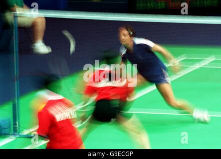 Jeux olympiques de Sydney 2000 -Badminton - doubles mixtes - Grande-Bretagne / Indonésie.Une action floue du match entre la Grande-Bretagne et l'Indonésie Banque D'Images