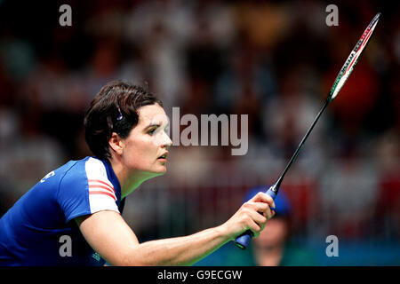 Jeux olympiques de Sydney 2000 -Badminton - doubles mixtes - Grande-Bretagne / Indonésie.Joanne Goode, de la Grande-Bretagne, se prépare à servir en face Banque D'Images