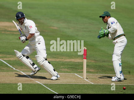 Ian Bell, en Angleterre, arrive quatre fois au bowling Le Shahid Afridi du Pakistan Banque D'Images