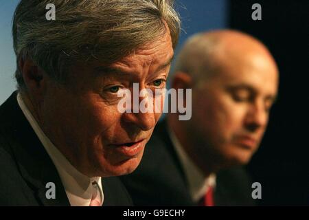 Ministre des Affaires sociales et familiales Seamus Brennan (à gauche) lors du lancement du rapport annuel 2005 du Conseil des pensions dans les bâtiments gouvernementaux de Dublin, où il a réitéré son appel à réinvestir les fonds de la SSIA dans les pensions. Banque D'Images