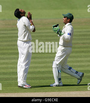 Le lanceur pakistanais Danish Kaneria remercie dieu pour le cricket de Paul Collingwood en Angleterre Banque D'Images