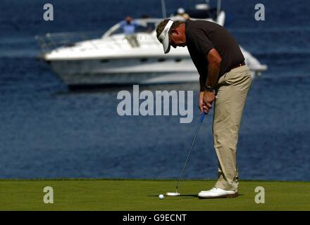 Colin Montgomerie en Écosse sur le septième green lors du deuxième tour de l'Open d'Écosse de Barclays au Loch Lomond. Banque D'Images