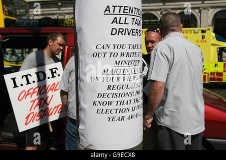 Grève des chauffeurs de taxi dans une station de Dublin lors de la grève nationale de 24 heures prévue par les chauffeurs de taxi pour protester contre une nouvelle structure tarifaire. Banque D'Images