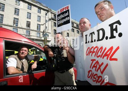 Une réception ouverte 24h grève nationale prévue par les chauffeurs de taxi en Irlande Banque D'Images