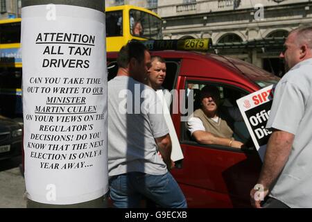 Grève des chauffeurs de taxi dans une station de Dublin lors de la grève nationale de 24 heures prévue par les chauffeurs de taxi pour protester contre une nouvelle structure tarifaire. Banque D'Images