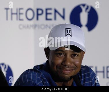 Le Tiger Woods des États-Unis parle aux médias lors d'une conférence de presse au Media Center du Royal Liverpool Golf Club, à Hoylake. Banque D'Images