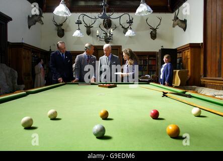 Le Princ du pays de Galles est présenté la salle de billard à la maison Tyntesfield près de Bristol, par son ancien propriétaire Lord Wraxall (troisième à partir de la gauche). Banque D'Images