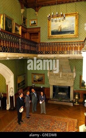 Le Prince de Galles est présenté le hall de Tyntesfield House près de Bristol par son ancien propriétaire Lord Wraxall (pointage). Banque D'Images