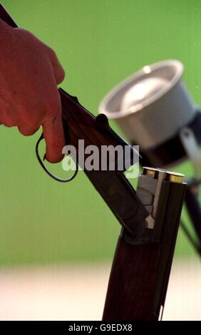 Jeux olympiques de Sydney 2000 - tir - hommes Double Trap - final. Un finaliste à double piège charge son arme Banque D'Images