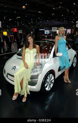 Victoria Knott (à droite) et Juliana Kiehl robes modèles par le célèbre designer britannique John Charles tout en étant assis sur la nouvelle voiture C-Airplay Citroën, pendant le British International Motor Show, au centre d'exposition Excel à Docklands, est de Londres Banque D'Images