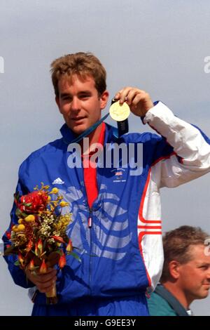 Jeux olympiques de Sydney 2000 - tir - hommes Double Trap - final.Richard Faulds, en Grande-Bretagne, célèbre avec sa médaille d'or Banque D'Images