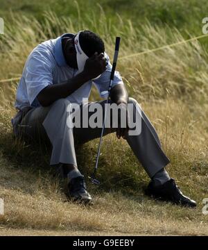 Vijay Singh de Fidji se trouve au bord du green avant de mettre sur le 13ème green pendant la deuxième partie du 135ème Open Championship au Royal Liverpool Golf Club, Hoylake. Banque D'Images