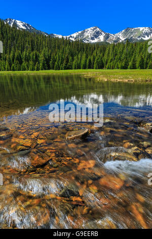 La rivière South au-dessous de la racine du tabac montagnes près de mammouth, Montana Banque D'Images