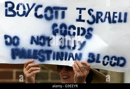 Des manifestants anti-guerre manifester devant le Devonshire Park Lawn Tennis Club, à Eastbourne, dans le Sussex pour coïncider avec la Coupe Davis de Tennis qui a eu lieu ce week-end là où la Grande-Bretagne jouer Israël. Banque D'Images