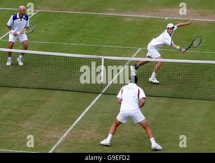 Andy Murray, en Grande-Bretagne, revient en arrière tandis que Jamie Delgado, coéquipier, regarde pendant le match double de la coupe Davis contre Israël à Devonshire Park, à Eastbourne. Banque D'Images