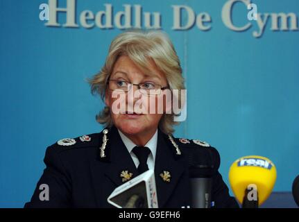 Barbara Wilding, chef de la police du pays de Galles du Sud, s'adresse aux médias dans l'affaire Craig Sweeney. Banque D'Images